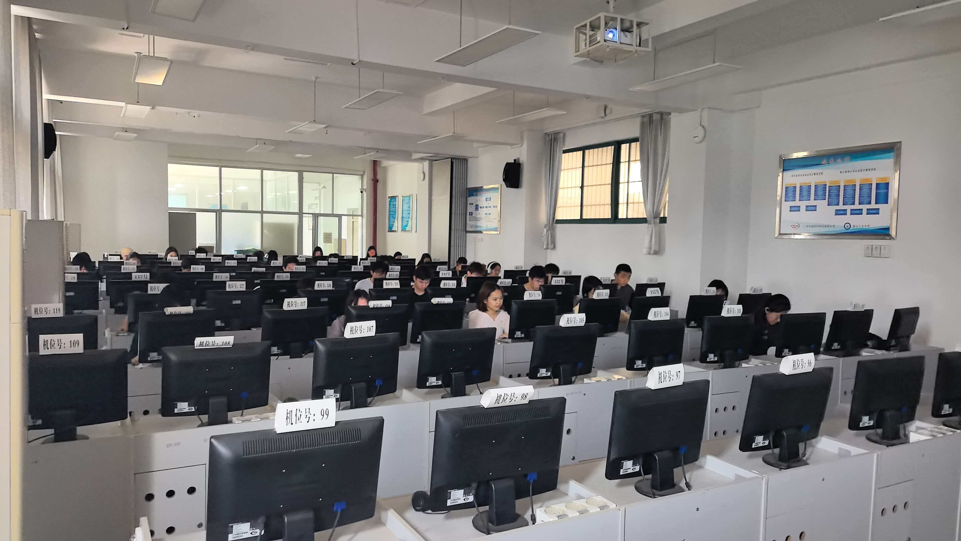 第三届“双交易”大赛湖北工业大学校赛瞬间